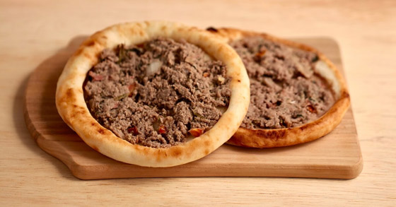 من أشهر أكلات بلاد الشام.. تعرفي إلى طريقة إعداد «اللحمة بالعجين» صورة رقم 2