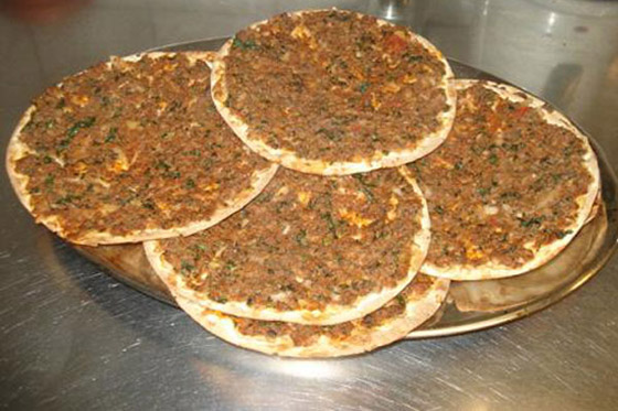 من أشهر أكلات بلاد الشام.. تعرفي إلى طريقة إعداد «اللحمة بالعجين» صورة رقم 3