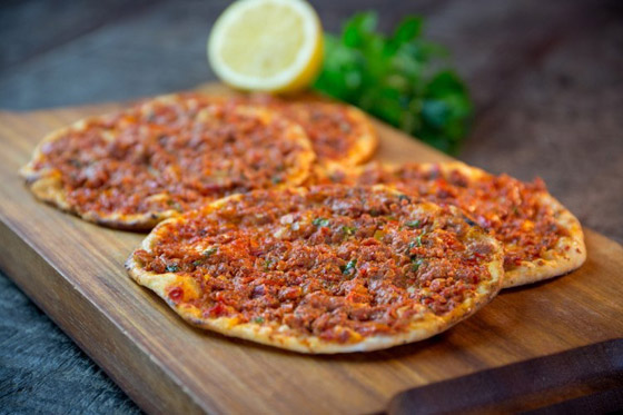 من أشهر أكلات بلاد الشام.. تعرفي إلى طريقة إعداد «اللحمة بالعجين» صورة رقم 4