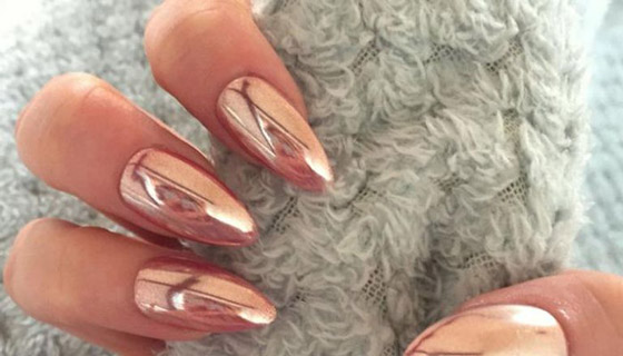 موضة طلاء الأظافر 2023.. إطلالة متألقة بالكروم البرّاق صورة رقم 1