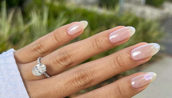 موضة طلاء الأظافر 2023.. إطلالة متألقة بالكروم البرّاق صورة رقم 2