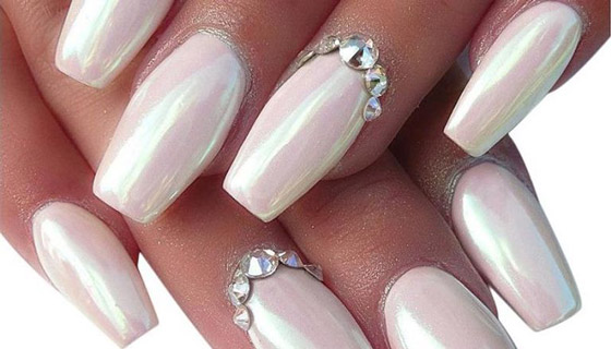 موضة طلاء الأظافر 2023.. إطلالة متألقة بالكروم البرّاق صورة رقم 3