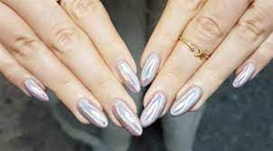 موضة طلاء الأظافر 2023.. إطلالة متألقة بالكروم البرّاق صورة رقم 6