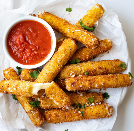 إليكم طريقة تحضير أصابع الموزريلا المشوية.. لذيذة ومقرمشة صورة رقم 4