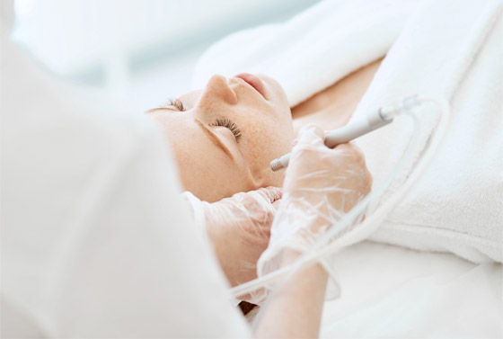 التقشير الكيميائي للجلد.. تعرفوا على أنواعه وفوائده وأضراره المحتملة صورة رقم 3