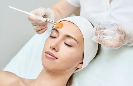 التقشير الكيميائي للجلد.. تعرفوا على أنواعه وفوائده وأضراره المحتملة صورة رقم 4