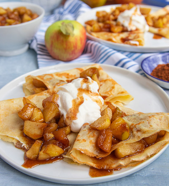 إليكم طريقة عمل كريب بالتفاح والقرفة.. شهي ولذيذ صورة رقم 6