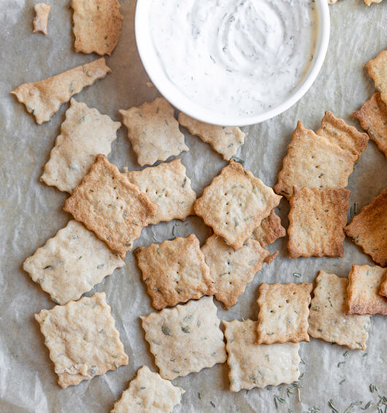 إليكم طريقة تحضير كراكرز بالزعتر صحي ولذيذ صورة رقم 2