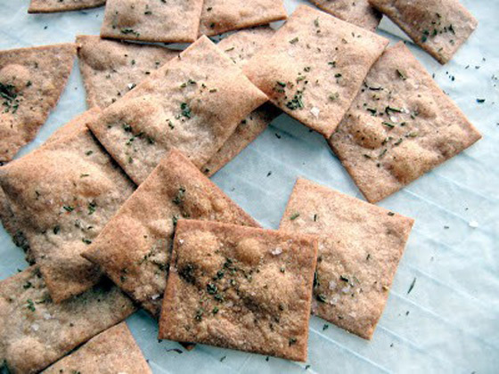 إليكم طريقة تحضير كراكرز بالزعتر صحي ولذيذ صورة رقم 5