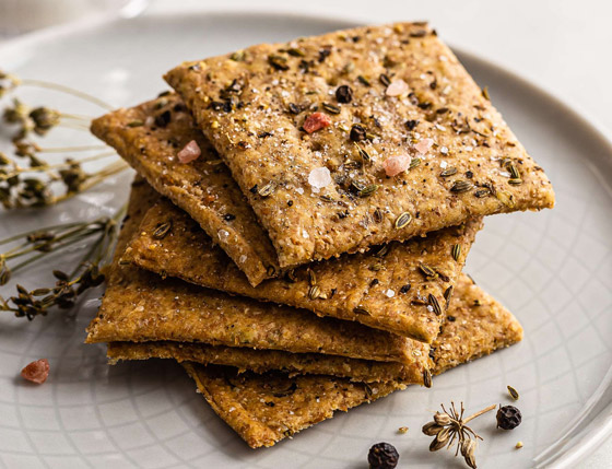 إليكم طريقة تحضير كراكرز بالزعتر صحي ولذيذ صورة رقم 6