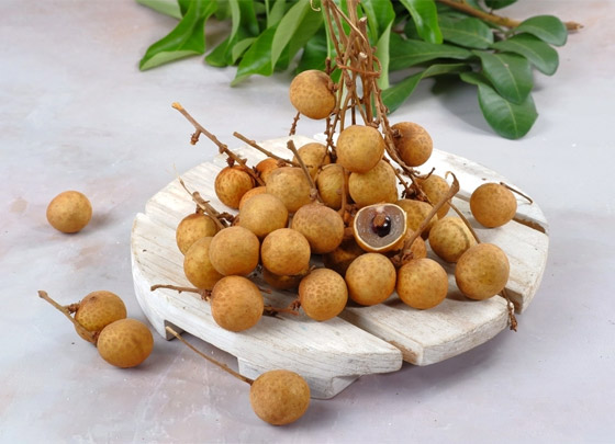 تحسن الذاكرة وتمنع فقر الدم.. إليكم فوائد فاكهة عين التنين 