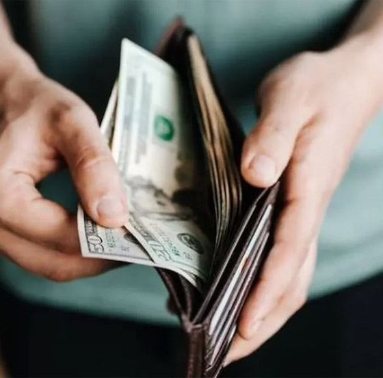 صورة رقم 1 - لماذا عليك الاحتفاظ بورقة نقدية كبيرة في محفظتك؟ صورة رقم 1 - لماذا عليك الاحتفاظ بورقة نقدية كبيرة في محفظتك؟