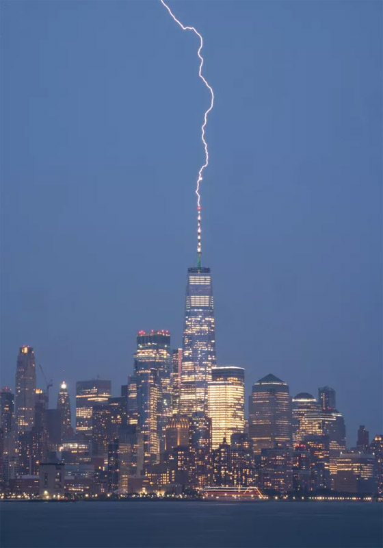 صورة رقم 3 - صور ملحمية توثق لحظة ضرب الصواعق والبرق لأشياء مختلفة حول العالم صورة رقم 3 - صور ملحمية توثق لحظة ضرب الصواعق والبرق لأشياء مختلفة حول العالم