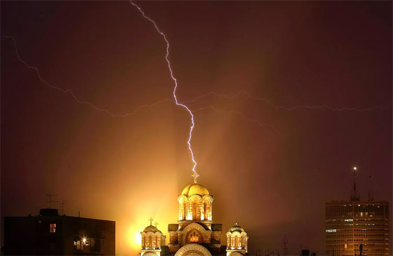 صورة رقم 11 - صور ملحمية توثق لحظة ضرب الصواعق والبرق لأشياء مختلفة حول العالم صورة رقم 11 - صور ملحمية توثق لحظة ضرب الصواعق والبرق لأشياء مختلفة حول العالم