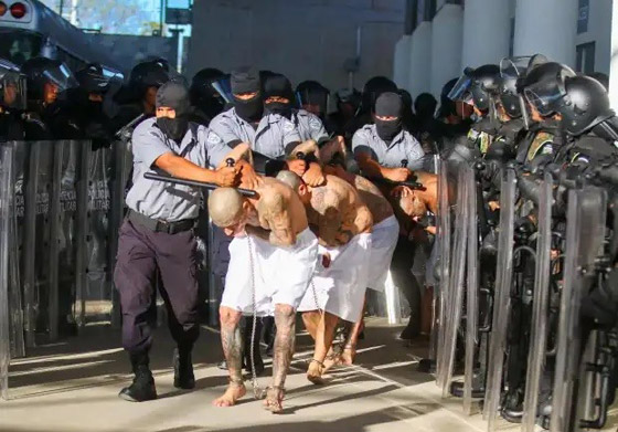 صور مخيفة لوشوم على أجساد آلاف السجناء في السلفادور صورة رقم 10
