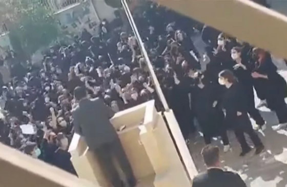 تسميم طالبات إيران.. يعيد شبح حرق نساء أصفهان بالأسيد صورة رقم 3