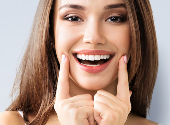 صورة رقم 1 - إليكم 5 طرق مدهشة لابتسامة هوليوودية دون تبييض الأسنان صورة رقم 1 - إليكم 5 طرق مدهشة لابتسامة هوليوودية دون تبييض الأسنان