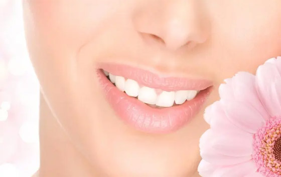صورة رقم 2 - إليكم 5 طرق مدهشة لابتسامة هوليوودية دون تبييض الأسنان صورة رقم 2 - إليكم 5 طرق مدهشة لابتسامة هوليوودية دون تبييض الأسنان