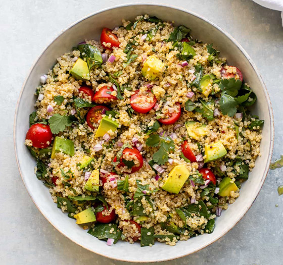 إليكم طريقة تحضير سلطة كينوا بالأفوكادو لسفرتكم الرمضانية صورة رقم 3