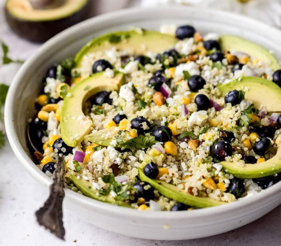 إليكم طريقة تحضير سلطة كينوا بالأفوكادو لسفرتكم الرمضانية صورة رقم 6
