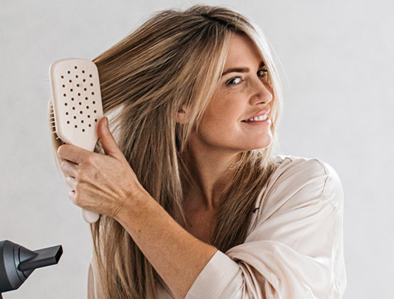 كم مرة يحتاج الشعر إلى التسريح يوميا؟ صورة رقم 2