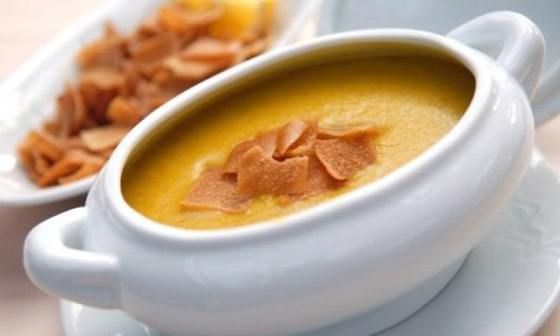 ضيفة السفرة الرمضانية الرئيسية.. تعرف إلى فوائد شوربة العدس صورة رقم 1