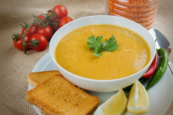 ضيفة السفرة الرمضانية الرئيسية.. تعرف إلى فوائد شوربة العدس صورة رقم 3