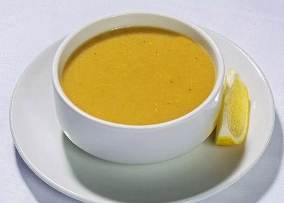 ضيفة السفرة الرمضانية الرئيسية.. تعرف إلى فوائد شوربة العدس صورة رقم 5