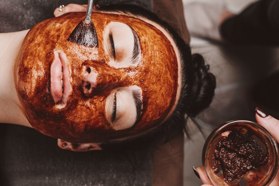 قناع الفراولة والشوكولاتة يمنح بشرتكِ إشراقاً وتوهجاً.. جربيه! صورة رقم 2