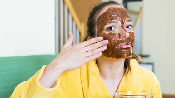 قناع الفراولة والشوكولاتة يمنح بشرتكِ إشراقاً وتوهجاً.. جربيه! صورة رقم 5