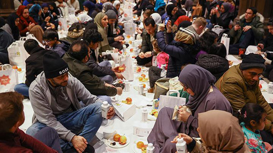 صورة رقم 9 - لأول مرة.. آذان المغرب يُرفع من داخل كاتدرائية مانشستر خلال إفطار جماعي صورة رقم 9 - لأول مرة.. آذان المغرب يُرفع من داخل كاتدرائية مانشستر خلال إفطار جماعي