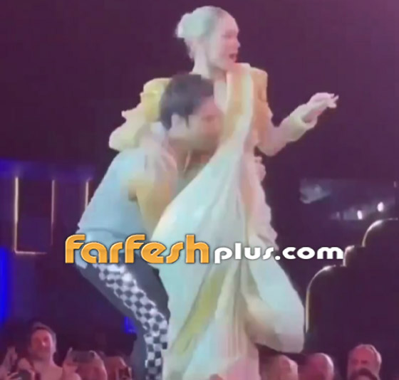 صورة رقم 1 - فيديو وصور: جيجي حديد رائعة بالساري الهندي الذهبي.. ونجم بوليوودي يحملها ويُقبلها صورة رقم 1 - فيديو وصور: جيجي حديد رائعة بالساري الهندي الذهبي.. ونجم بوليوودي يحملها ويُقبلها