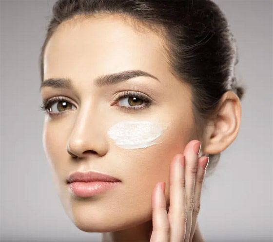 10 عادات تجميلية تسيء للبشرة والشعر أكثر مما تعتقدون صورة رقم 2 10 عادات تجميلية تسيء للبشرة والشعر أكثر مما تعتقدون صورة رقم 2