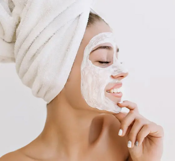 10 عادات تجميلية تسيء للبشرة والشعر أكثر مما تعتقدون صورة رقم 4 10 عادات تجميلية تسيء للبشرة والشعر أكثر مما تعتقدون صورة رقم 4