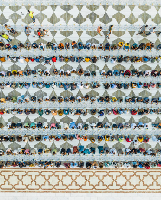 صورة رقم 2 - هل يمكنك رصد الصائمين؟ إماراتي يوثق صورة ساحرة لإفطار جماعي برمضان صورة رقم 2 - هل يمكنك رصد الصائمين؟ إماراتي يوثق صورة ساحرة لإفطار جماعي برمضان