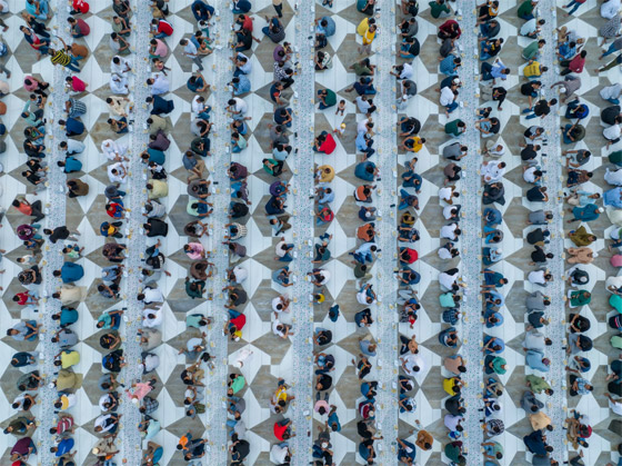 صورة رقم 7 - هل يمكنك رصد الصائمين؟ إماراتي يوثق صورة ساحرة لإفطار جماعي برمضان صورة رقم 7 - هل يمكنك رصد الصائمين؟ إماراتي يوثق صورة ساحرة لإفطار جماعي برمضان