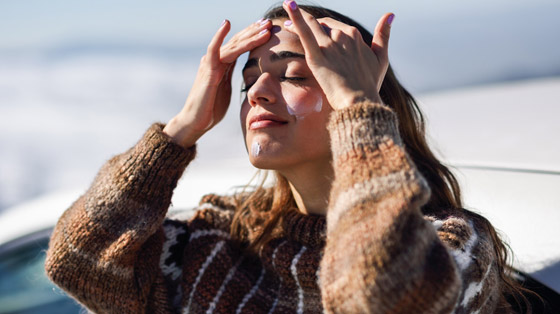 نصائح لإتقان روتين العناية بالبشرة.. أثناء السفر صورة رقم 1