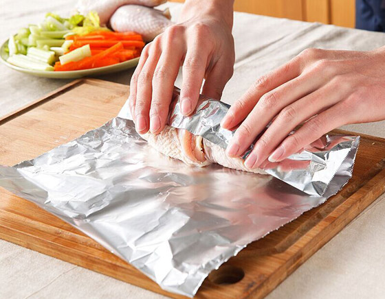 تُسمم الطعام! لا تستخدموا أوراق الألومنيوم بالمطبخ، إليكم 6 بدائل صحية صورة رقم 1 تُسمم الطعام! لا تستخدموا أوراق الألومنيوم بالمطبخ، إليكم 6 بدائل صحية صورة رقم 1