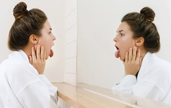 لسانك مرآة صحتك العامة.. إليك الأسباب والأعراض لوجود مشاكل صورة رقم 4
