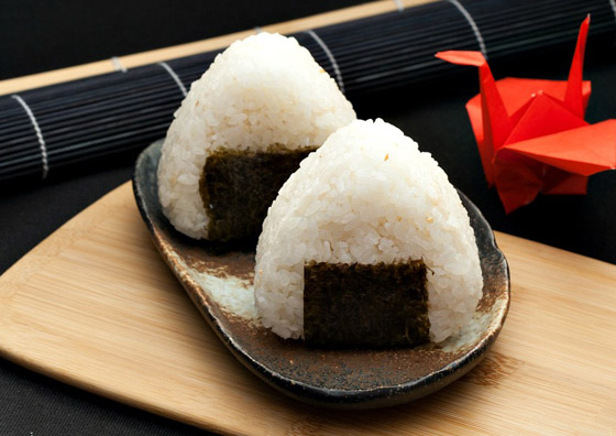 صورة رقم 2 - إليكم طريقة تحضير كرات الأرز اليابانية الشهية والمميزة صورة رقم 2 - إليكم طريقة تحضير كرات الأرز اليابانية الشهية والمميزة