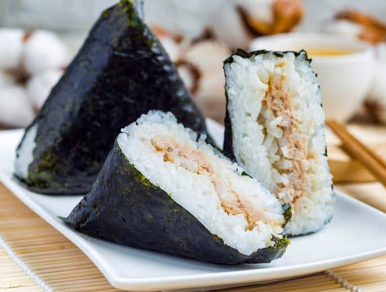 صورة رقم 4 - إليكم طريقة تحضير كرات الأرز اليابانية الشهية والمميزة صورة رقم 4 - إليكم طريقة تحضير كرات الأرز اليابانية الشهية والمميزة
