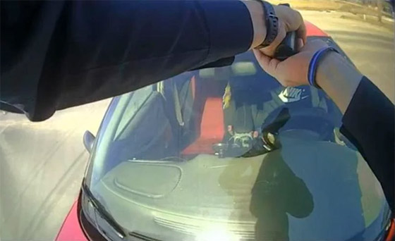 صورة رقم 4 - فيديو يحبس الأنفاس: شرطي تشبث بغطاء سيارة قادها سائقها بسرعة عالية! صورة رقم 4 - فيديو يحبس الأنفاس: شرطي تشبث بغطاء سيارة قادها سائقها بسرعة عالية!