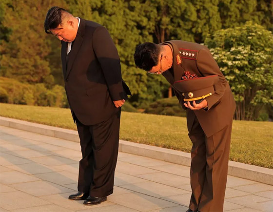 صورة رقم 1 - أمر غير مسبوق.. الزعيم الكوري كيم جونغ أون ينحني لهذا الرجل صورة رقم 1 - أمر غير مسبوق.. الزعيم الكوري كيم جونغ أون ينحني لهذا الرجل