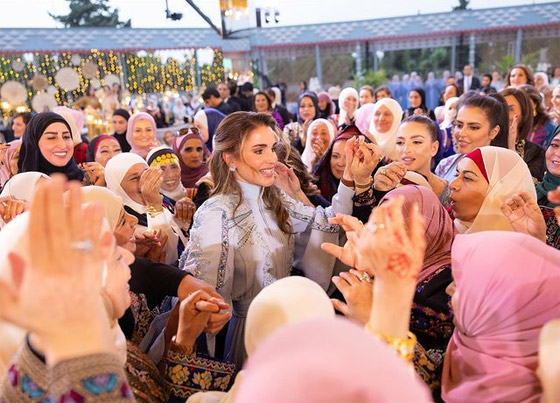صورة رقم 7 - الملكة رانيا تنشر اللقطات الأولى من حفل حناء رجوة وولي عهد الأردن صورة رقم 7 - الملكة رانيا تنشر اللقطات الأولى من حفل حناء رجوة وولي عهد الأردن