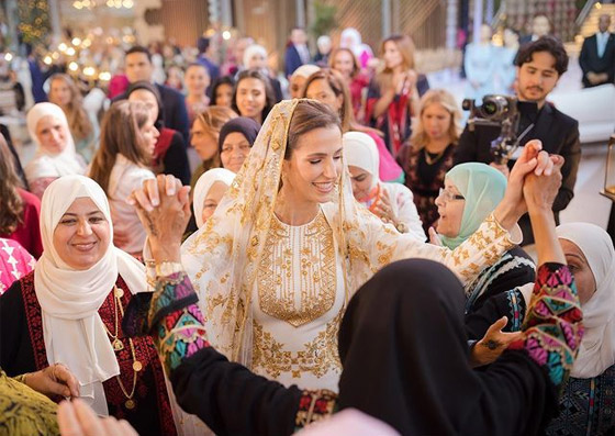 صورة رقم 10 - الملكة رانيا تنشر اللقطات الأولى من حفل حناء رجوة وولي عهد الأردن صورة رقم 10 - الملكة رانيا تنشر اللقطات الأولى من حفل حناء رجوة وولي عهد الأردن