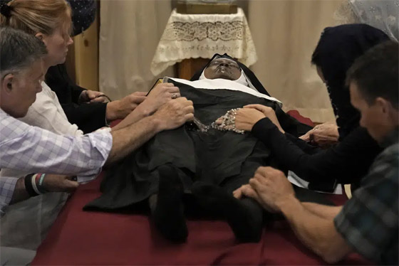 صورة رقم 14 - جثة راهبة لم تتحلل منذ سنوات حيرت الآلاف.. العلم يوضح سرها! صورة رقم 14 - جثة راهبة لم تتحلل منذ سنوات حيرت الآلاف.. العلم يوضح سرها!
