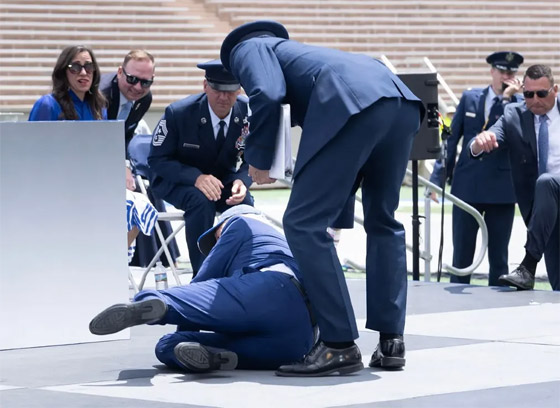 صورة رقم 10 - فيديو وصور: تعثر وسقوط الرئيس الأمريكي بايدن في حفل تخرج عسكري صورة رقم 10 - فيديو وصور: تعثر وسقوط الرئيس الأمريكي بايدن في حفل تخرج عسكري