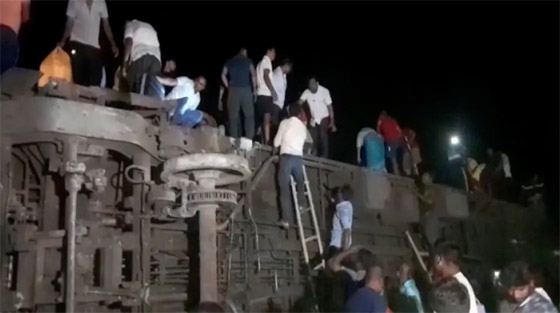 صورة رقم 10 - فيديو: اصطدامات بين 3 قطارات في الهند تخلف 288 قتيلا و900 جريحا صورة رقم 10 - فيديو: اصطدامات بين 3 قطارات في الهند تخلف 288 قتيلا و900 جريحا