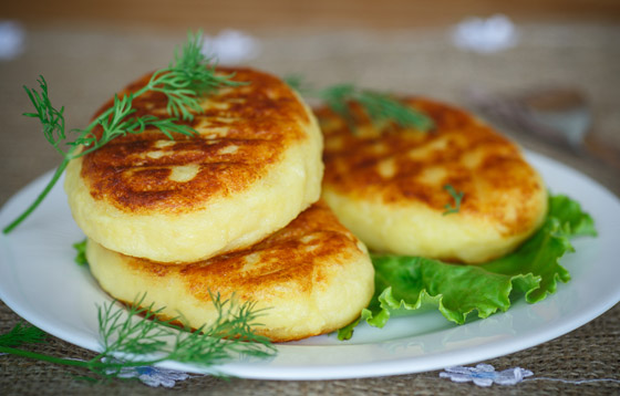 وجبة يحبها الجميع.. إليكم طريقة تحضير كيك البطاطس المهروسة الشهي صورة رقم 4 وجبة يحبها الجميع.. إليكم طريقة تحضير كيك البطاطس المهروسة الشهي صورة رقم 4
