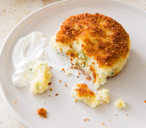 وجبة يحبها الجميع.. إليكم طريقة تحضير كيك البطاطس المهروسة الشهي صورة رقم 5 وجبة يحبها الجميع.. إليكم طريقة تحضير كيك البطاطس المهروسة الشهي صورة رقم 5